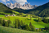 Blick über das grüne Villnösser Tal mit der Kirche Sankt Magdalena auf die Geislerspitzen, Alto Adige, Dolomiten, Südtirol, Italien, Europa