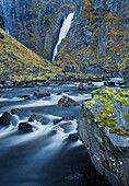 Schlucht des Flusses Bjoreio, Wasserfall im Hintergrund, Mabödalen, Vöringfossen, Hordaland, Norwegen