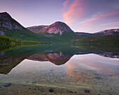 Spiegelung der Berge im Morsvikvatnet See bei Sonnenuntergang, Durmaltinden Spitze, Sörfold, Nordland, Norwegen