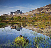 Berglandschaft spiegelt sich im Wasser, Sandholmvatnet See, Kobbenestinden, Skjellneset, Forsahavet, Ballangen, Nordland, Norwegen
