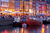 Cafes und Restaurants in Nyhavn im Abendlicht, Kopenhagen, Dänemark