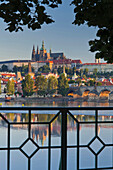 Blick auf die Prager Burg über den Fluss Moldau, Prag, Tschechien