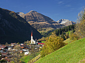 Bergdorf im Sonnenlicht, Pimig, Lechtal, Holzgau, Tirol, Österreich, Europa