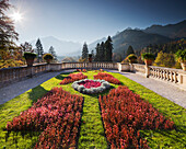 Blumenbeete im Garten mit Blick auf Berge, Schloss Linderhof, Bayern, Deutschland, Europa