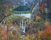 Blick von oben auf Wasserfall im Herbst, Nationalpark Plitvicer Seen, Kroatien, Europa