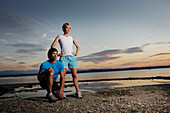 Paar in Sportbekleidung am Seeufer, Starnberger See, Bayern, Deutschland