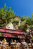 Leute sitzen im Straßencafe, Place de la République, Porto Vecchio, Korsika, Frankreich