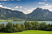 Blick über Forggensee auf Schwangau und Schloss Neuschwanstein, Schwangau bei Füssen, Allgäu, Bayern, Deutschland