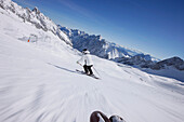 Skifahrerin bei der Abfahrt Weisses Tal, Zugspitzplateau, Zugspitze, Oberbayern, Bayern, Deutschland