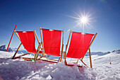 Three red deck chairs in the sun, Bar at Igloo village, Sonnalpin Restaurant, View over the Zugspitzplateau, Zugspitze, Upper Bavaria, Bavaria, Germany