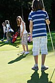 Kinder beim Golfen, Bergkramerhof, Bayern, Deuschland