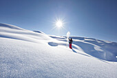 Junges Mädchen stapft durch tiefen Schnee, Klösterle, Arlberggebiet, Österreich