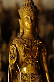 Buddha mit erhobener Hand, Die Angst vertreiben, Abhaya mudra, die Hand symbolisiert Schutzverheißung und Furchtlosigkeit, Buddha Statuen, Pak Ou Höhlen, Mekong nördlich von Luang Prabang, Laos, Südostasien, Asien