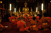Mönche bei der Abendandacht, Wat Mai Suwannaphumaham, Luang Prabang, Laos, Südostasien, Asien