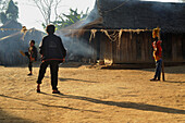 Kinder spielen mit einem Rattanball, Dorf, Ebene der Tonkrüge, Phonsavan, Provinz Xieng Khouang, Laos, Südost Asien