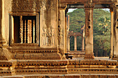 Balustradenfenster und Apsaras im oberen Stockwerk, Angkor Wat, Kambodscha, Asien