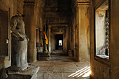 Langer Gang in der Galerie im ersten Stock mit beschädigten Statuen, Angkor Wat, Angkor, Kambodscha, Asien