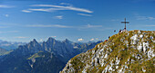 Panorama Blick auf Gipfel des Säuling mit Tannheimer Berge im Hintergrund, Ammergauer Alpen, Oberallgäu, Bayern, Deutschland