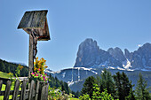 Wayside cross with Langkofel mountain range, Val Gardena, Dolomites, UNESCO World Heritage Site, South Tyrol, Italy