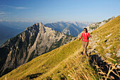 Frau wandert auf Wanderweg, Vorderes Sonnwendjoch, Rofan, Brandenberger Alpen, Tirol, Österreich