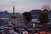 Autos stehen im abendlichen Stau an der Hafenpromenade, Muscat, Maskat, Oman, Arabische Halbinsel