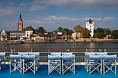 Tische und Stühle an Bord von Flusskreuzfahrtschiff, MS Bellevue, TransOcean Kreuzfahrten, Flusskreuzfahrt auf dem Rhein, Eltville am Rhein, Rheingau, Hessen, Deutschland