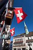 1 August Flaggen in der Altstadt beim Zunfthaus Zum Widder, Zürich, Schweiz