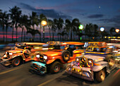 Wettfahrt, Jeeps in der Straße am Abend, Cebu City, Insel Cebi, Phillipinen