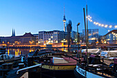 Museumsschiffe am Märkischen Ufer im historischen Hafen am Abend, Berlin Mitte, Deutschland, Europa