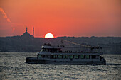 Bosporus bei Sonnenuntergang, Faehre, Istanbul, Türkei, Europa