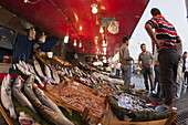 Fischmarkt an der Galata Brücke, Istanbul, Türkei, Europa