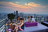 Menschen auf der Dachterasse des Banyan Tree Hotels am Abend, Vertigo Bar, Bangkok, Thailand, Asien