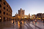 Plaza de Toros, Menschen vor der Stierkampfarena am Nordbahnhof am Abend, Valencia, Spanien, Europa