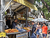 Menschen an einem Obststand vor dem Zentralmarkt Mercado Central, Valencia, Spanien, Europa