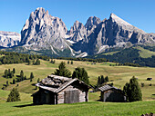 Ein Holzhütte im Tal, Langkofelgruppe, Dolomiten, Südtirol, Trentino-Alto Adige, Italien
