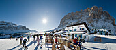 Schlange vor dem Skilift, Schlange vSeiser Alm, Eisacktal, Südtirol, Trentino-Alto Adige, Italien