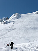 Snowboarder anch dem Abfahrt geht zurück, Marmolata, UNESCO Weltnaturerbe, Dolomiten, Südtirol, Trentino-Alto Adige, Italien