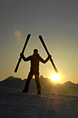 Skifahrer bei Sonnenuntergang, Alto Adige, Südtirol, Italien, Europa
