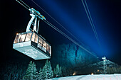 Beleuchtete Gondelbahn über einer Skipiste bei Nacht, Sella, Alto Adige, Südtirol, Italien, Europa