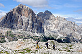 Wanderer in Berglandschaft unter Wolkenhimmel, Cortineser Dolomiten, Alto Adige, Südtirol, Italien, Europa