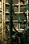 Staubige Weinflaschen in der Kellerei St. Pauls, Eppan an der Weinstrasse, Alto Adige, Südtirol, Italien, Europa