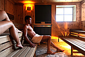 Zwei Personen in der Sauna, Alto Adige, Südtirol, Italien, Europa