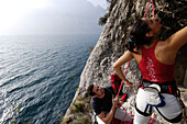 Zwei Kletterer an einer Felswand über dem Gardasee, Italien, Europa
