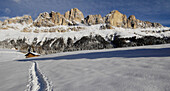 Verschneite Landschaft mit frischer Spur, Rosengartenmassiv, Karerpass, Alto Adige, Südtirol, Italien