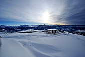 Verschneite Berglandschaft unter Wolkenhimmel, Südtirol, Alto Adige, Italien, Europa