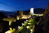 Beleuchtete Burg am Abend, Schloss Sigmundskron, Provinz Bozen, Südtirol, Alto Adige, Italien, Europa