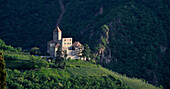 Blick auf Schloss Karneid vor einem Berghang, Eggental, Südtirol, Alto Adige, Italien, Europa