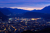 Blick auf die Stadt Bozen am Abend, Bozen, Südtirol, Alto Adige, Italien, Europa