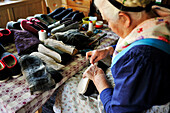 Eine alte Frau fertigt Hausschuhe, Durnholz, Sarntal, Südtirol, Alto Adige, Italien, Europa