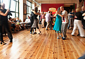 Menschen tanzen in der Tangoloft in Wedding, Berlin, Deutschland, Europa